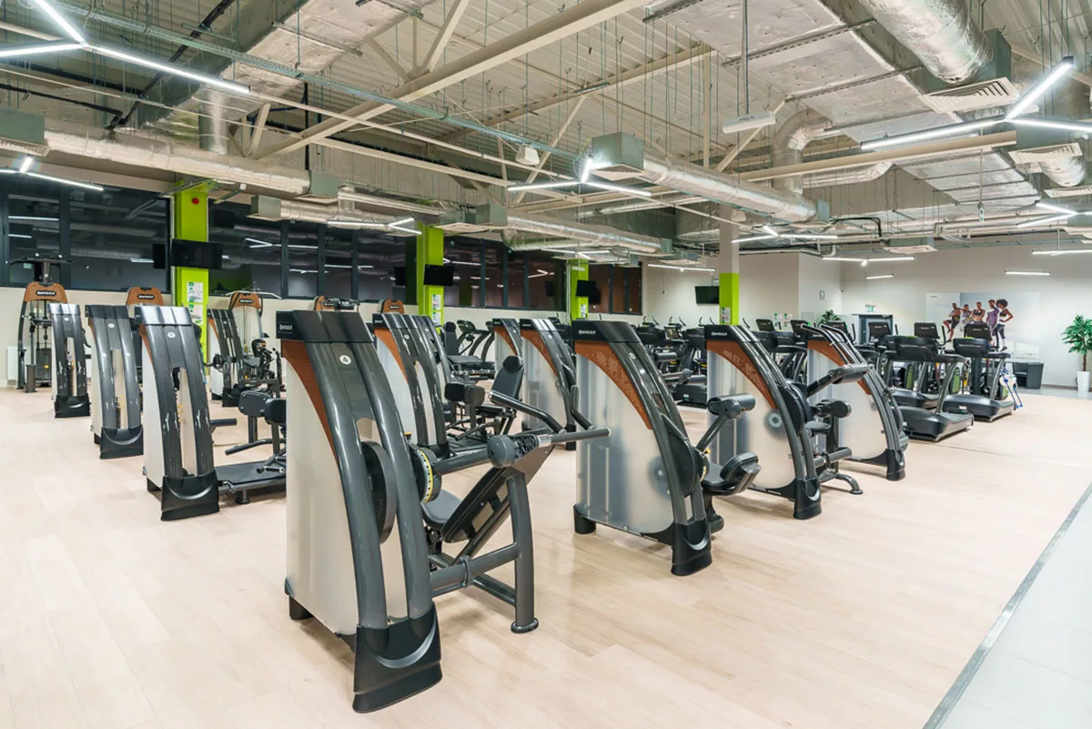 Jakie normy bezpieczeństwa musi spełniać siłownia?