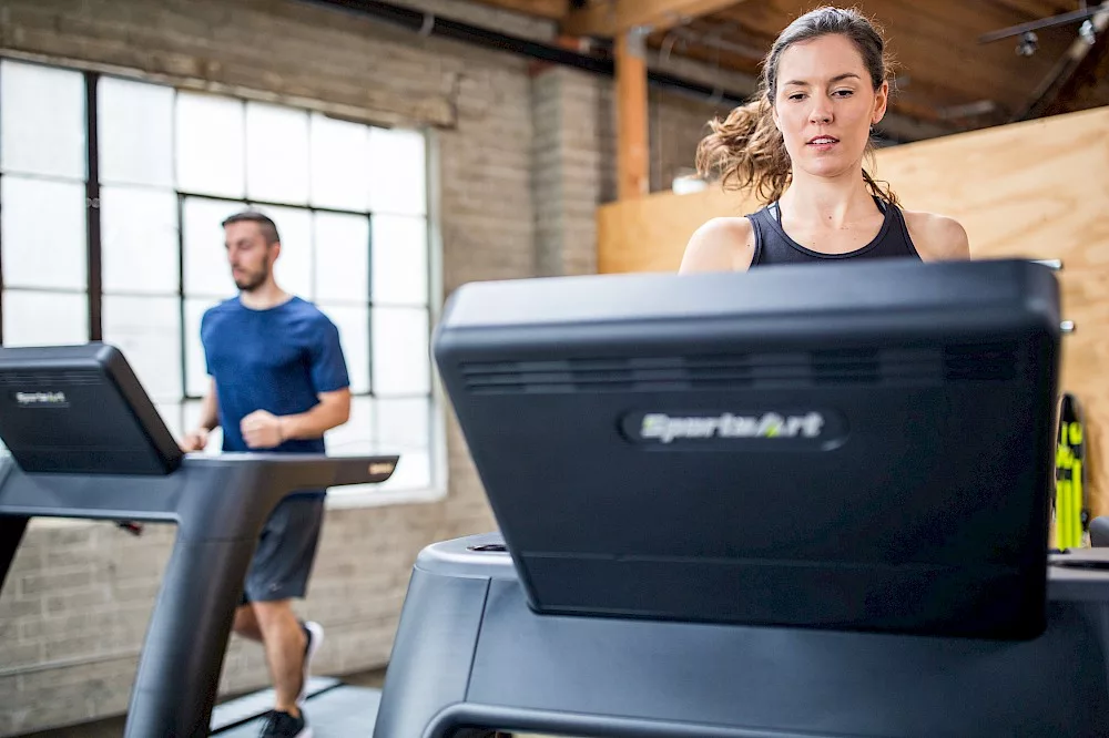 Wprowadzenie bezpiecznych urządzeń do treningów w szkołach i na uniwersytetach ze SportsArt