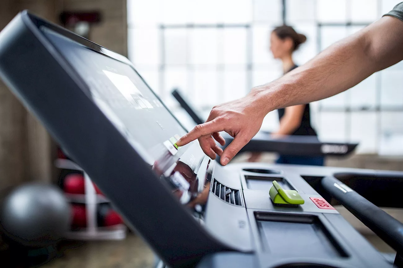 Energia kinetyczna w akcji: Jak sprzęt SportsArt przekształca twoje treningi w zieloną energię?