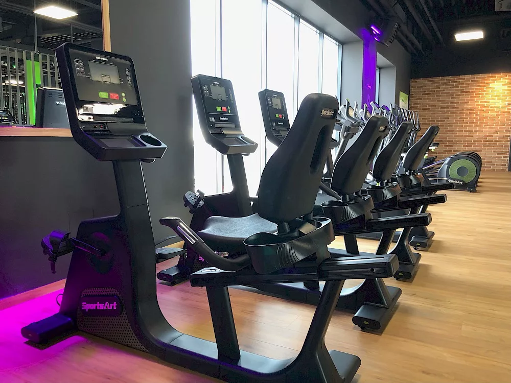 Energia kinetyczna w akcji: Jak sprzęt SportsArt przekształca twoje treningi w zieloną energię?