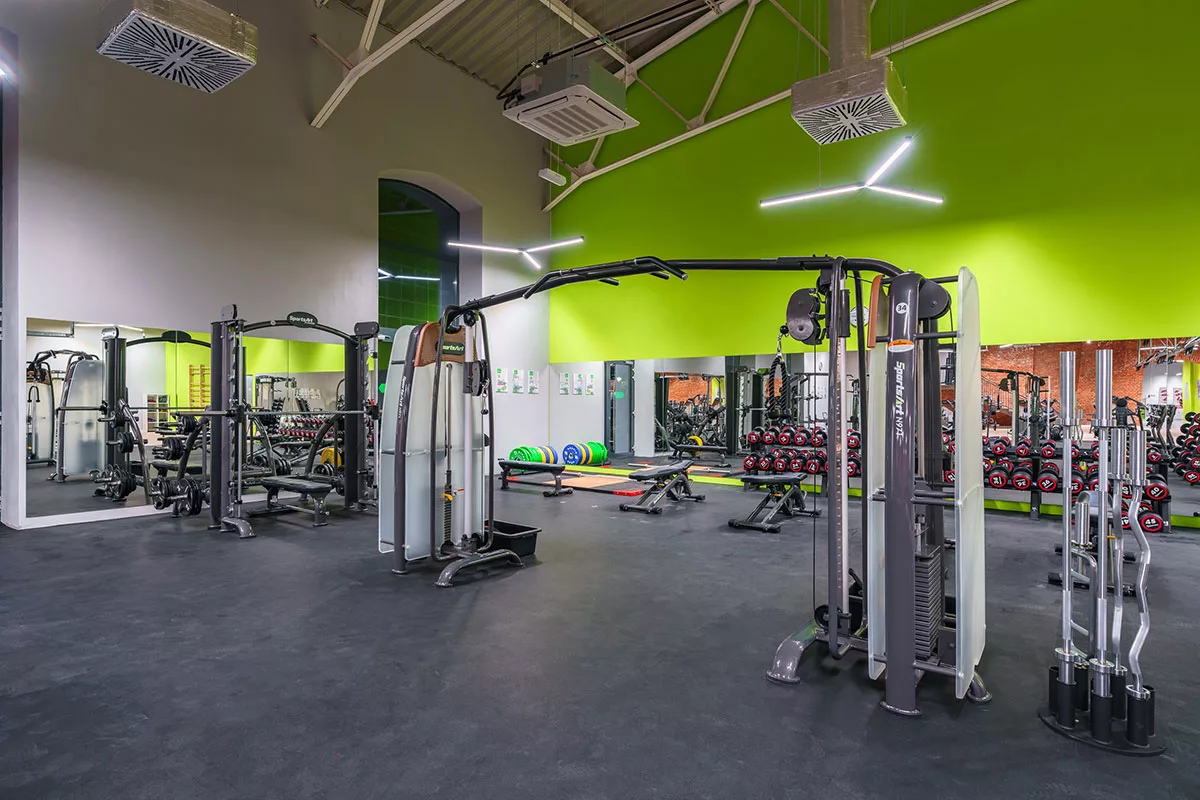 Wyposażenie siłowni: Czego nie może zabraknąć w twoim klubie fitness